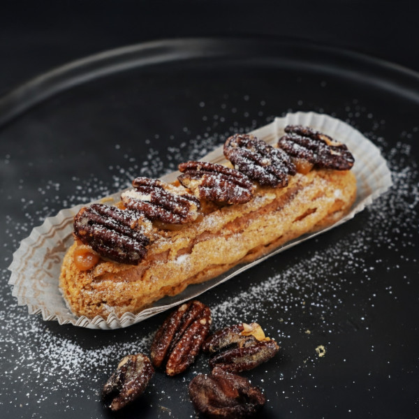 Karameļu eklērs ar pekanriekstiem