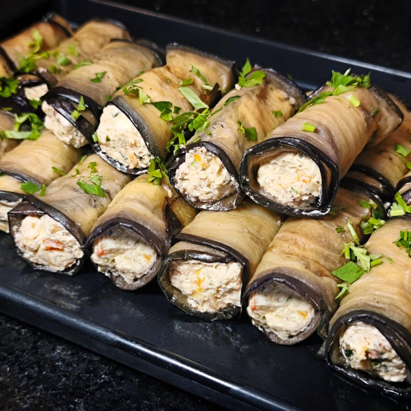 Baklažānu rullīši ar Fetaki sieru pildījumu