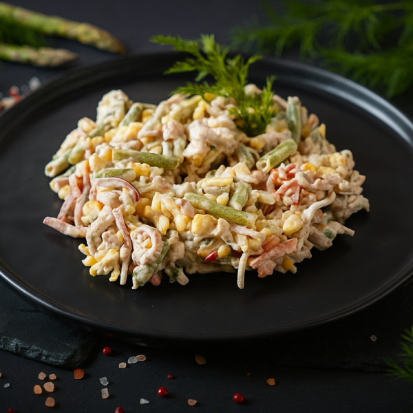 Salāti ar kūpinātu teļa gaļu