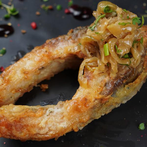 Cepts karpas steiks ar sīpoliem