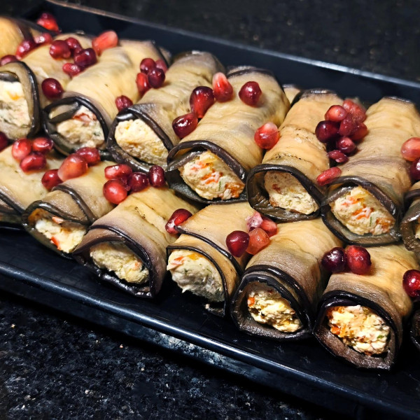 Baklažānu rullīši ar kazas siera pildījumu