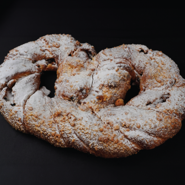 Kliņģeris ar vārīto krēmu un avenēm