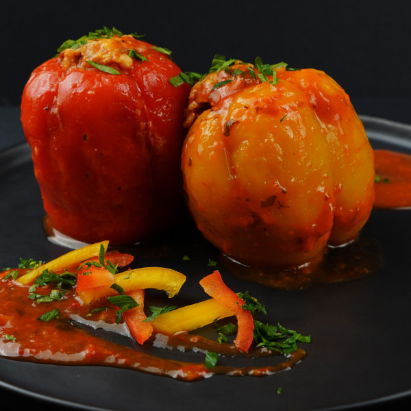 Pildīta paprika mērcē