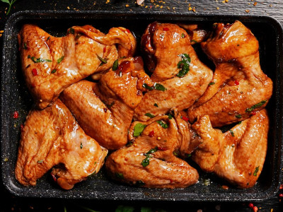 Marinēti cāļu spārniņi Terijaki mērcē