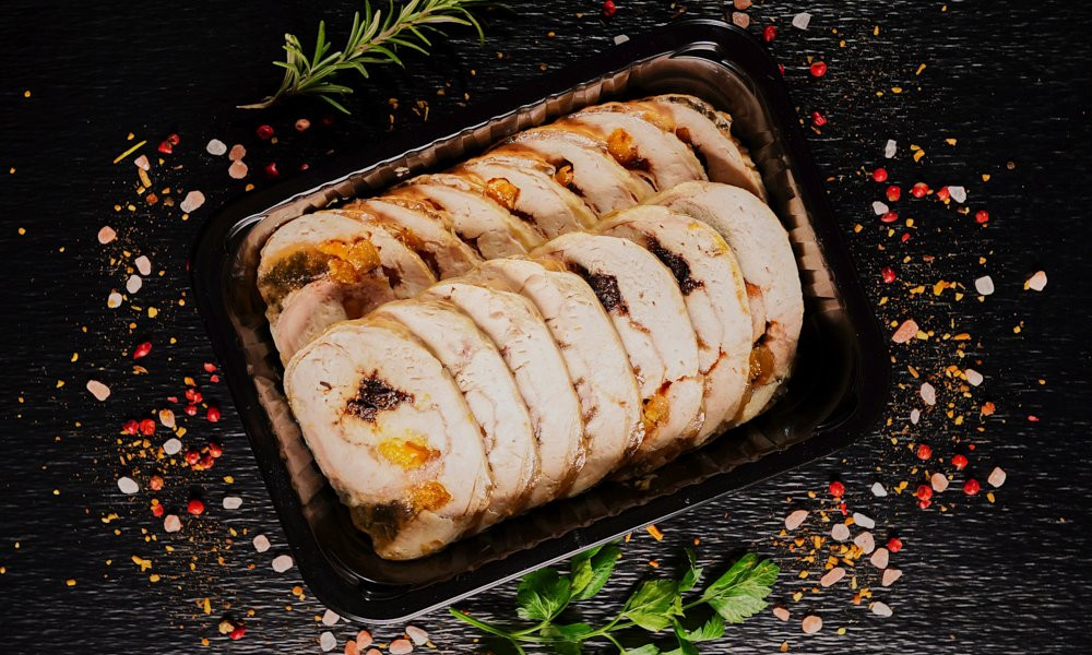 Vārīta cāļa gaļas rulete ar plūmēm un aprikozēm (iepakojumā)