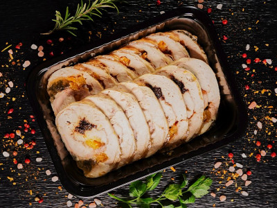 Вареный куриный рулет с черносливом и абрикосами