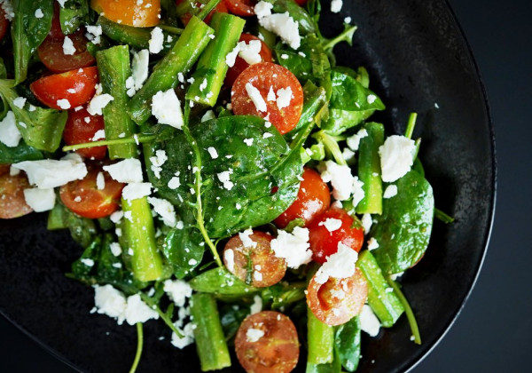 Sparģeļu salāti ar kazas sieru