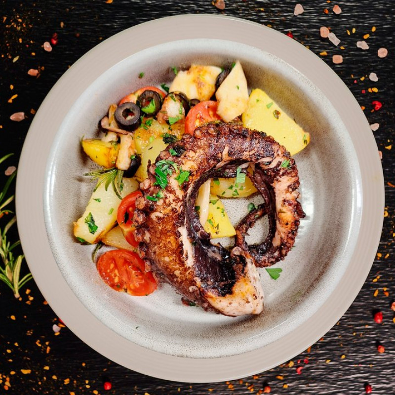 Grilēts astoņkājis ar jauniem kartupeļiem (250g)