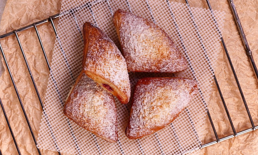 Biezpiena trīsstūrītis ar ķiršiem