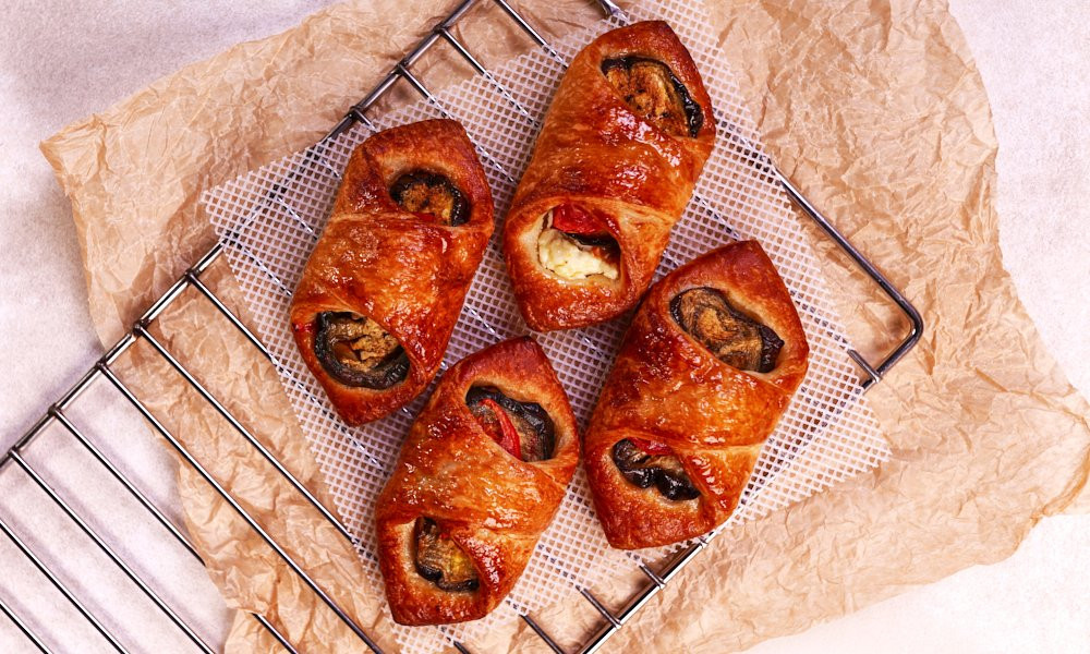 Baklažānu un fetas siera aploksne