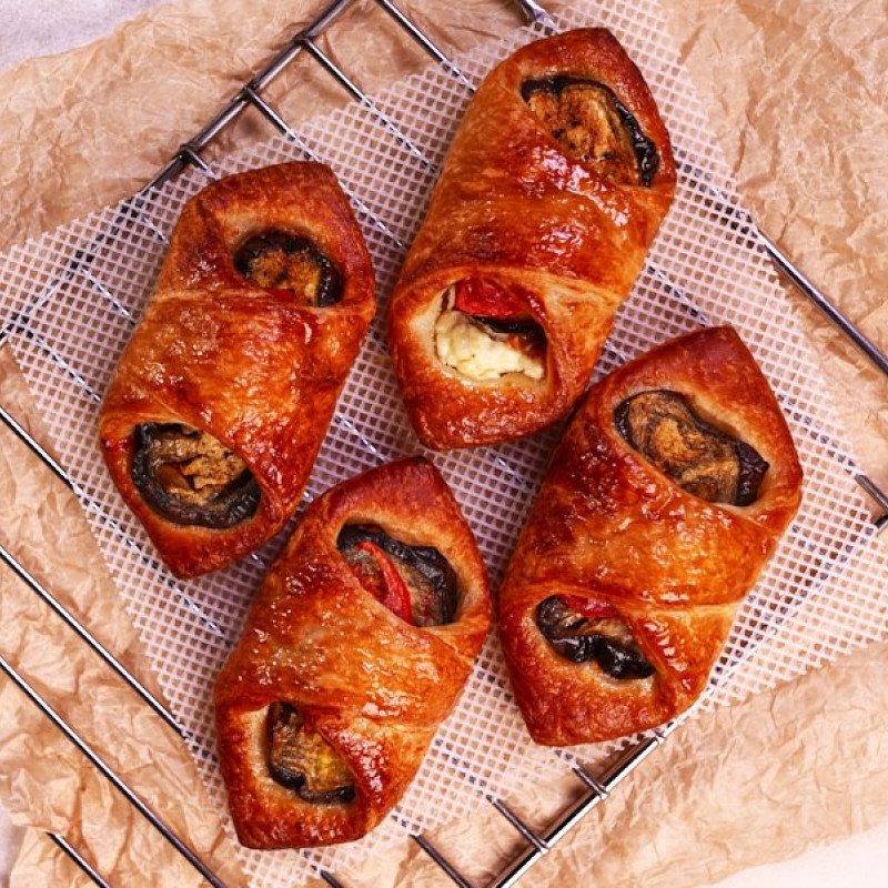 Baklažānu un fetas siera aploksne
