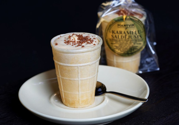 Karameļu saldējums vafelē