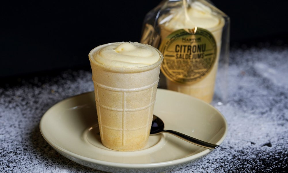 Citronu saldējums vafelē