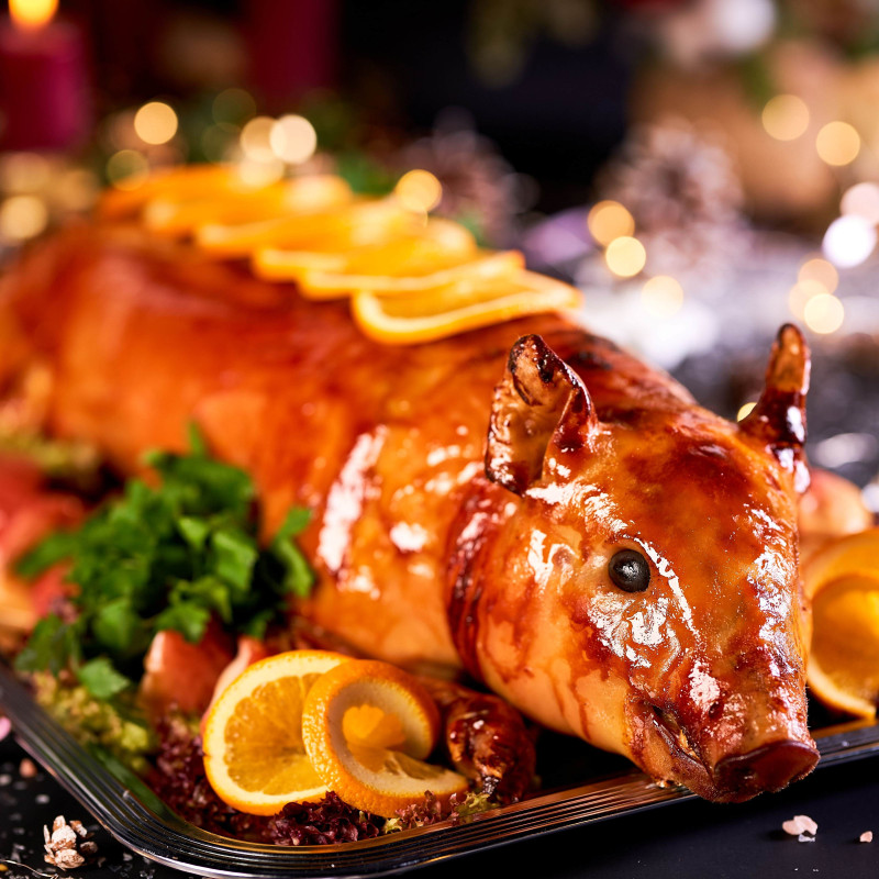 Cepts pildīts sivēns ar kartupeļiem, ķiplokiem un rozmarīnu (~5kg)