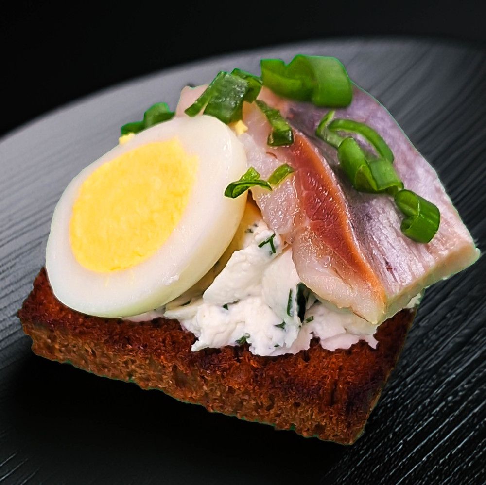 Kanapē ar siļķes fileju, biezpienu un paipalu olu