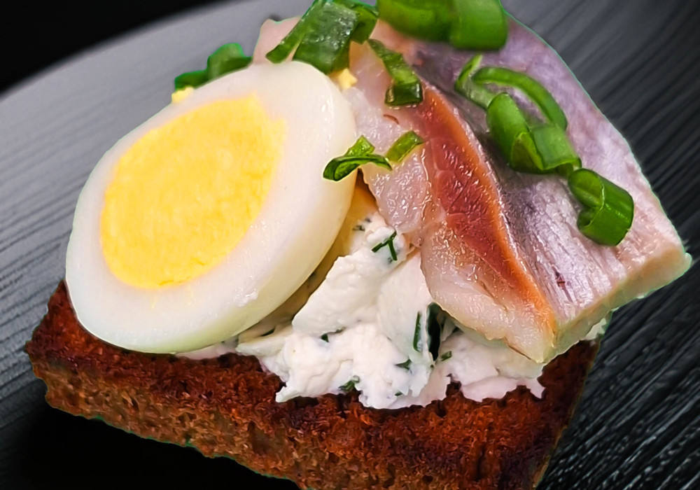 Kanapē ar siļķes fileju, biezpienu un paipalu olu