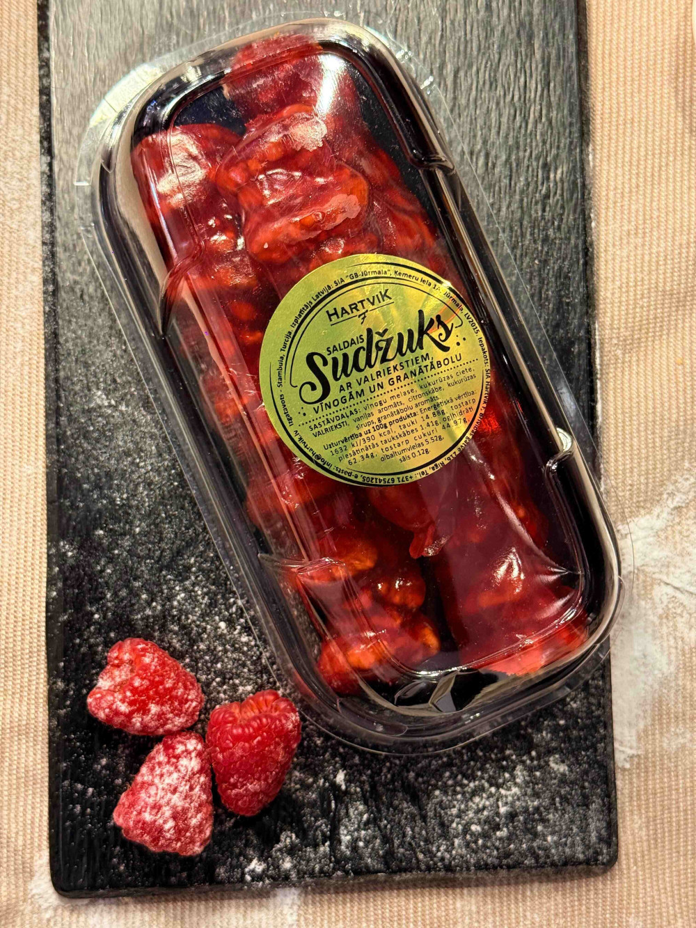 Saldais sudžuks ar valriekstiem, vīnogām un granātābolu