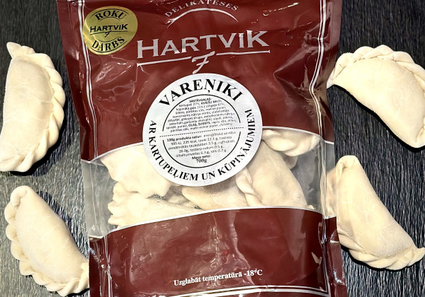 Saldēti vareņiki ar kartupeļiem un kūpinājumiem