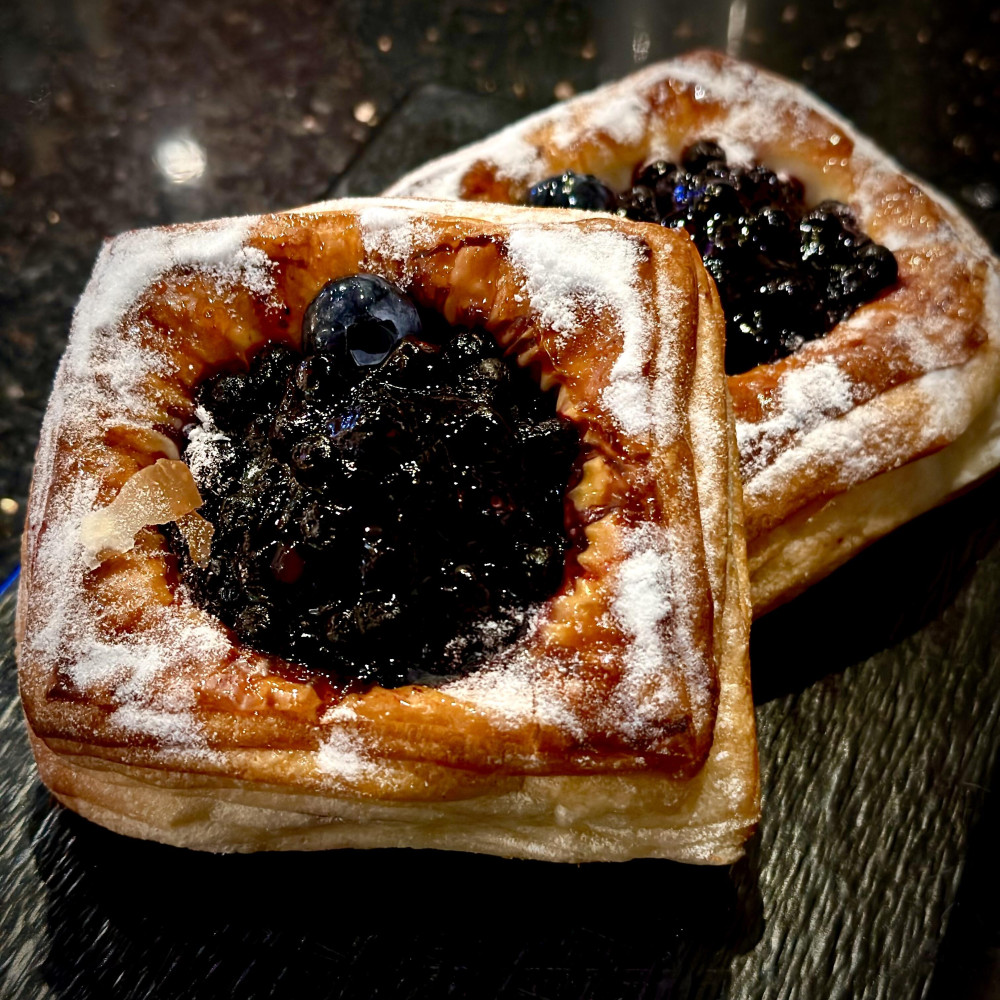 Franču smalkmaizīte ar vārīto krēmu un mellenēm