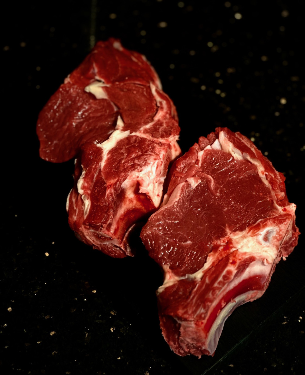 Liellopa karbonāde ar kaulu svaigi atdzesēta