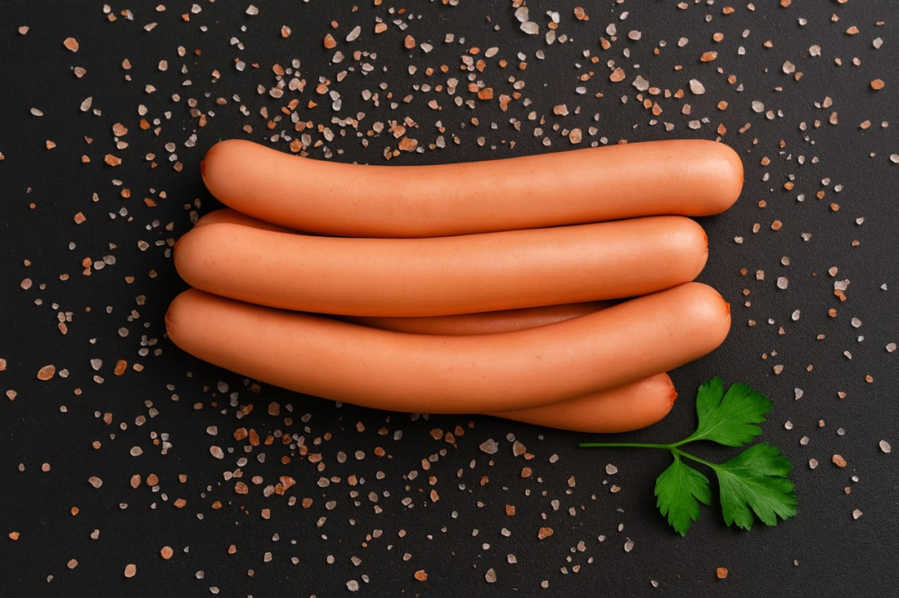 Vārīti tītara gaļas cīsiņi.