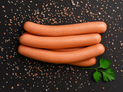 Vārīti tītara gaļas cīsiņi.