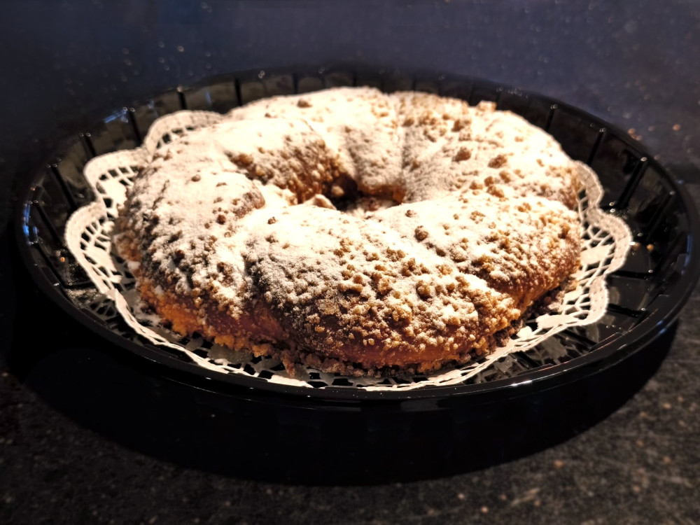 Kliņģeris ar vārīto krēmu un avenēm 600g