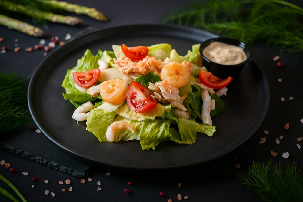 Salāti "Cēzara" ar lasi un garnelēm, 230g