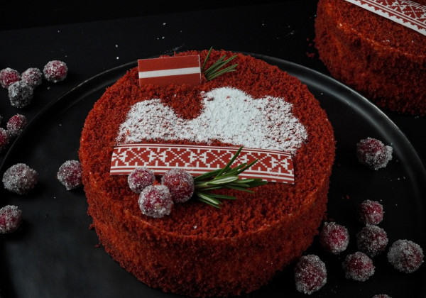 Svētku kūka "Red velvet ar avenēm"