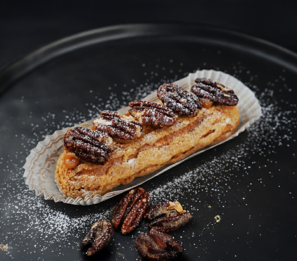 Karameļu eklērs ar pekanriekstiem