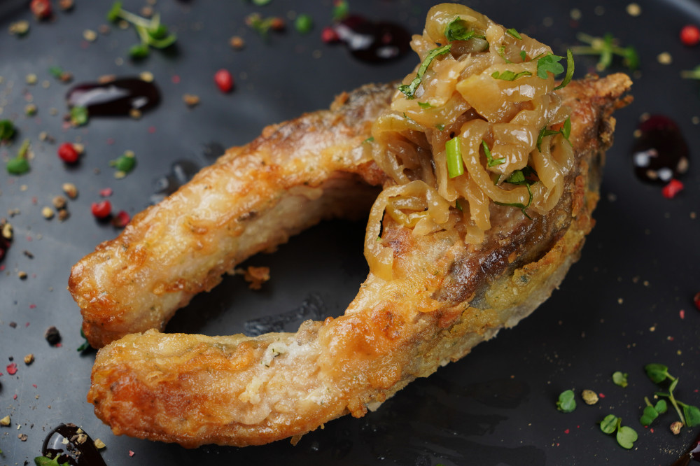 Cepts karpas steiks ar sīpoliem