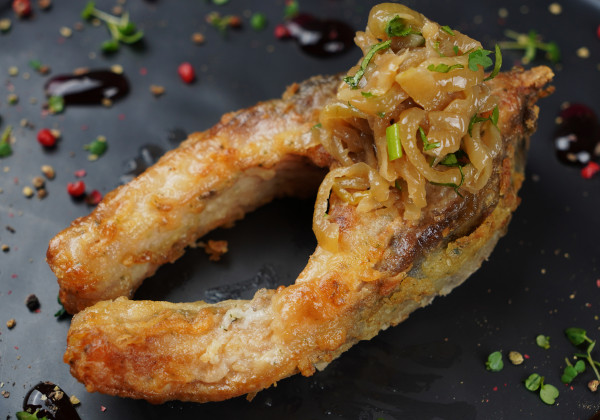 Cepts karpas steiks ar sīpoliem