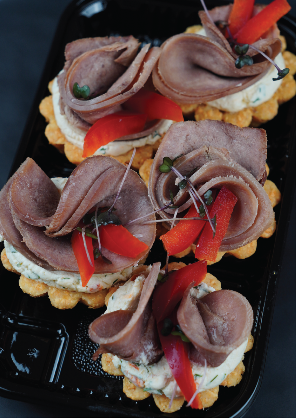 Groziņi ar liellopa mēli un mārrutku krēmu, 5gab