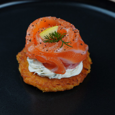 Kartupeļu rosti ar mazsālītu lasi un krēmsieru