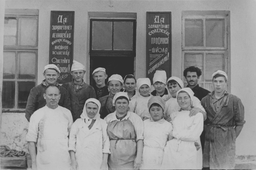 1967. gads — Peisels Fingergoits (pirmais no kreisās) izsūtījumā Kazahstānā