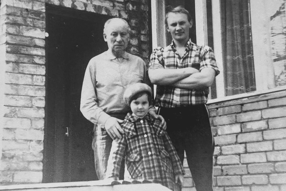 Centrā — Olga Fingergoita bērnībā, aiz viņas — Peisels un Ļevs Fingergoiti